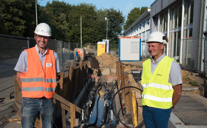 Männer vor einer Baugrube.