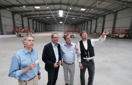 Das Bild zeigt Teilnehmer des Richtfestes in einer Halle in Bergheim. Dirk Bannach (Amprion, Leiter Anlagen), Volker Mießeler (Bürgermeister Bergheim), Detlef Schulz (Amprion, Leiter Logistik) und Polier Thomas Tebbel (Arge Knoll Lamers).