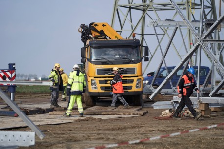 Ein LKW auf einer Mastbaustelle.