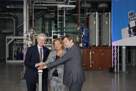 Auf dem Foto von links: Ralf Christian (CEO Division Energy Management der Siemens AG Erlangen), Ministerialdrigentin Dr. Ulrike Wolf, (Bayerisches Staatsministerium für Wirtschaft, Energie und Technologie) und Dr. Klaus Kleinekorte (technischer Geschäftsführer Amprion)