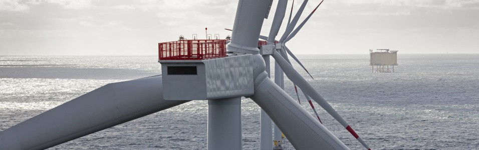 Das Foto zeigt Offshore-Windkraftanlagen im Meer.