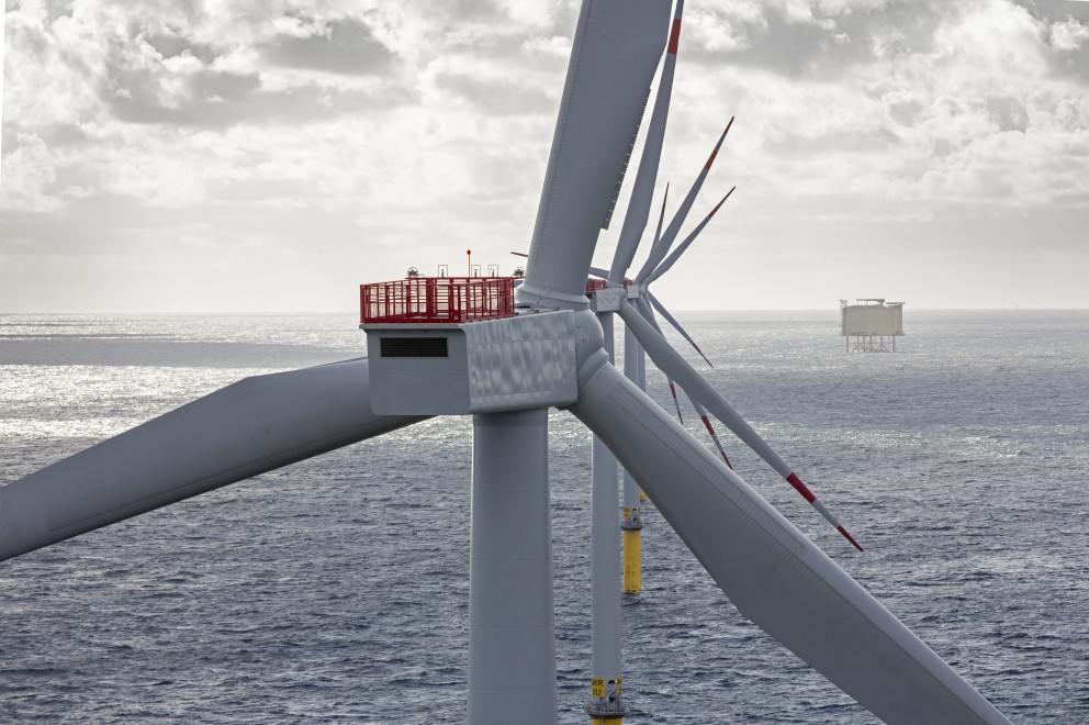 Das Foto zeigt Offshore-Windkraftanlagen im Meer.