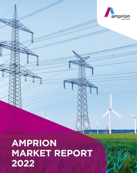 Cover des Marktberichts 2022. Eine Trasse auf grüner Wiese, im Hintergrund Windkraftanlagen.