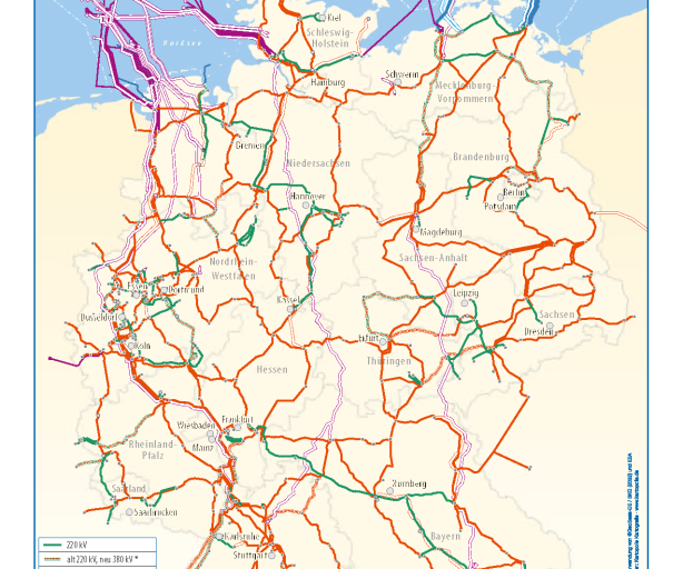 
Auf dem Bild ist eine Karte von Deutschland zu sehen, die das Bundesgebiet mit seinen Bundesländern und Städten zeigt. Darauf eingezeichnet ist ein dichtes Netz von Linien in verschiedenen Farben.
Die Linien haben folgende Farben:
Rote Linien: Ein weitreichendes Netz von dicken, roten Linien durchzieht fast alle Bundesländer.
Grüne Linien: Ebenfalls ein dichtes Netz, das sich mit den roten Linien überschneidet und viele Regionen verbindet.
Lila Linien: Diese Linien sind weniger dicht und befinden sich hauptsächlich im Norden und Westen des Landes.
Dünne, graue Linien: Sie stellen die Grenzen der Bundesländer dar.
Die Namen einiger Bundesländer wie Nordrhein-Westfalen, Niedersachsen, Hessen und Bayern sind deutlich zu lesen. Auch Städte wie Düsseldorf, Frankfurt und Hamburg sind beschriftet. Im Norden der Karte sind die Küste und Teile der Nordsee zu sehen, wo ebenfalls lila und rote Linien verlaufen. Im Nordwesten gibt es auch eine schraffierte violette Fläche in der Nordsee.