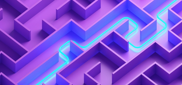 Das Bild zeigt ein dreidimensionales, lilafarbenes Labyrinth aus der Vogelperspektive. Eine leuchtende, türkisfarbene Linie schlängelt sich durch die Gänge des Labyrinths. Sie beginnt im unteren linken Bereich und führt in einem klaren, leuchtenden Pfad nach rechts oben, wobei sie einen Teil des Weges ausleuchtet. Das Labyrinth selbst ist scharfkantig und wirft Schatten. Der beleuchtete Pfad steht im starken Kontrast zu den schattigen, lilafarbenen Wänden und dem Boden.