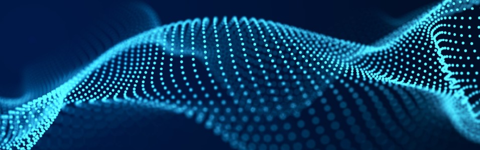 Das Bild zeigt eine abstrakte, digitale Welle, die aus zahlreichen kleinen, leuchtend blauen Punkten besteht. Die Punkte sind zu einer dreidimensionalen, dynamischen Form angeordnet, die sich horizontal über das Bild zieht. Sie erinnern an eine schwingende Wellenform oder eine Datenkurve. Der Hintergrund ist ein dunkles, einfarbiges Blau, wodurch die hellen, leuchtenden Punkte deutlich hervorstechen. Die Darstellung wirkt sehr technisch und futuristisch.