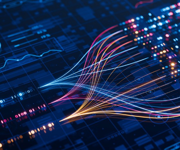 Auf dem Bild ist eine digitale, abstrakte Darstellung zu sehen, die Datenanalyse und Technologie symbolisiert. Der Hintergrund ist in dunklem Blau gehalten und zeigt schemenhaft Graphen, Diagramme und binären Code. Im Zentrum des Bildes erstrecken sich mehrere leuchtende, geschwungene Linien von links nach rechts. Sie beginnen als dünne, hellblaue Kurven, fächern sich auf und enden in einem Strom aus farbigen, leuchtenden Punkten. Die Farben der Kurven und Punkte reichen von Weiß über Blau und Rosa bis hin zu Gelb und Orange.