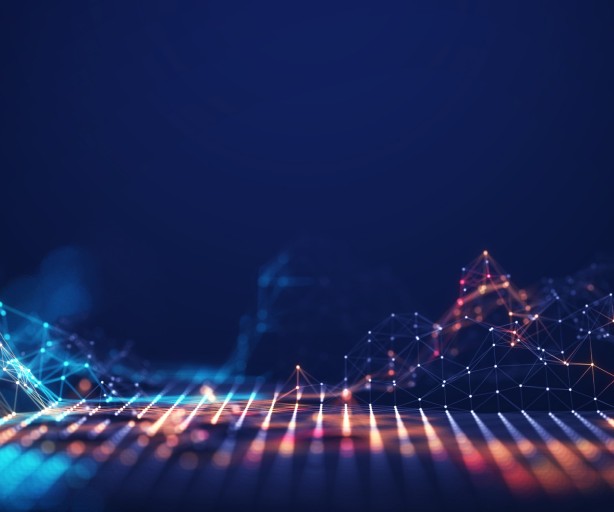 Das Bild zeigt eine abstrakte, digitale Landschaft, die eine Datenverbindung oder ein Netzwerk darstellt. Der Hintergrund ist ein dunkles, tiefes Blau. Im unteren Bereich des Bildes erstreckt sich eine Gitterstruktur aus leuchtenden Punkten, die durch Linien miteinander verbunden sind. Diese Struktur erstreckt sich perspektivisch nach hinten. Die Punkte und Linien sind von links in kühlem Blau und Türkis, in der Mitte in warmen Orange- und Rosatönen und nach rechts in weiteren warmen Farbtönen beleuchtet. Einzelne hellere Punkte schweben in der Luft.