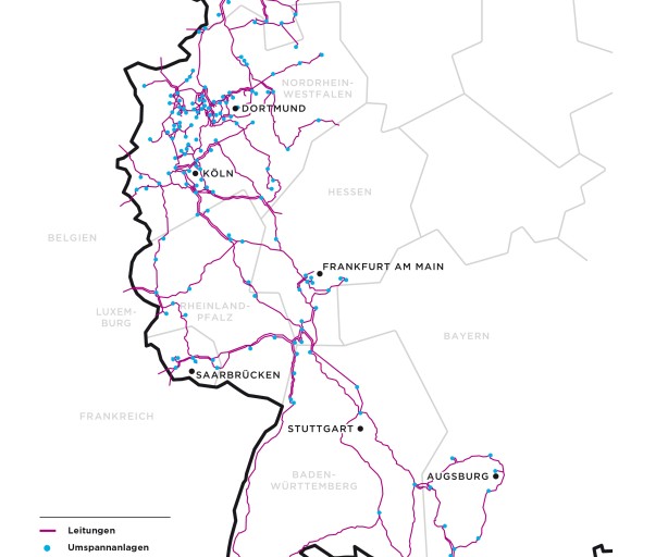 
Die folgende Bildbeschreibung ist für nichtsehende Personen gedacht:
Beschreibung des Bildes: Eine Karte des westlichen und südlichen Deutschlands mit markierten Städten und einem Netzwerk aus Verbindungen.
Das Bild zeigt eine vereinfachte, schematische Karte von Deutschland. Der Umriss Deutschlands ist deutlich als dicke, schwarze Linie zu erkennen, während die Binnengrenzen der einzelnen Bundesländer als dünnere, graue Linien dargestellt sind. Die Namen der Bundesländer sind ebenfalls in Grau beschriftet, ebenso wie die Namen einiger angrenzender Länder wie die Niederlande, Belgien, Luxemburg, Frankreich, Schweiz und Österreich.