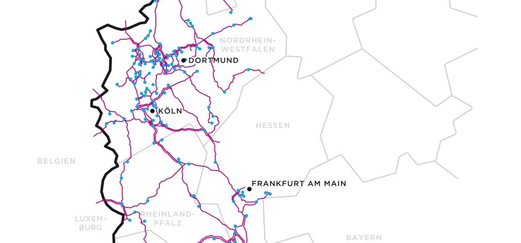 
Die folgende Bildbeschreibung ist für nichtsehende Personen gedacht:
Beschreibung des Bildes: Eine Karte des westlichen und südlichen Deutschlands mit markierten Städten und einem Netzwerk aus Verbindungen.
Das Bild zeigt eine vereinfachte, schematische Karte von Deutschland. Der Umriss Deutschlands ist deutlich als dicke, schwarze Linie zu erkennen, während die Binnengrenzen der einzelnen Bundesländer als dünnere, graue Linien dargestellt sind. Die Namen der Bundesländer sind ebenfalls in Grau beschriftet, ebenso wie die Namen einiger angrenzender Länder wie die Niederlande, Belgien, Luxemburg, Frankreich, Schweiz und Österreich.