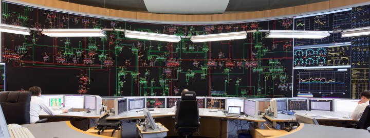 Es folgt eine Bildbeschreibung
Das Foto im Querformat stammt aus der Systemführung und  zeigt eines der wichtigsten Arbeitsmittel der Systemführung/Netzführung: das 18 Meter breite und sechs Meter hohe Rückmeldebild. Die neue Hauptschaltleitung von Amprion in Brauweiler bei Köln ist eine der modernsten Warten weltweit. 
Ende der Bildbeschreibung