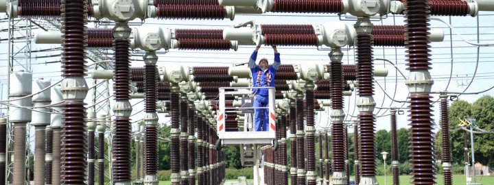 Ein Mitarbeiter der Amprion GmbH in der Umspannanlage / Umspannwerk.