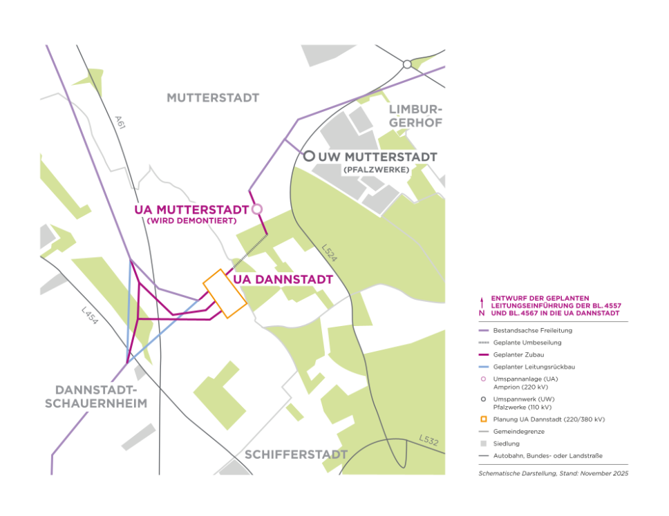 Das Bild zeigt einen schematischen Lageplan des Netzknotens Kühmoos in Graustufen und Grüntönen.
Beschreibung des Karteninhalts
Layout und Farben: Die Karte verwendet graue Flächen und Linien für Straßen und Gebäude, grüne Punkte für stilisierte Bäume und blaue Markierungen für technische Anlagen.
Zentrale Anlage: In der Mitte der Karte ist die Hauptanlage des Umspannwerks detailliert dargestellt, bestehend aus mehreren Gebäudekomplexen, Freiflächen mit Gitterstrukturen (Schaltanlagen) und verbundenen Leitungen.
Umgebung: Die Anlage ist von einer ländlichen Umgebung mit zahlreichen Bäumen und einigen kleineren grauen Gebäudegruppen umgeben. Links oben ist der Ortsname „Rickenbach Jungholz“ in grauer Schrift sichtbar.
Legende: Rechts oben befindet sich eine detaillierte Legende mit der Überschrift „Netzknoten Kühmoos Endausbau“. Die Legende listet in blauer Schrift folgende Komponenten auf, die durch nummerierte blaue Punkte im Plan markiert sind:
380-/220-kV-Transformatoren
380-kV-gasisolierte Schaltanlage (GIS)
220-kV-Freiluftschaltanlage
Büro- und Betriebsgebäude
STATCOM (Blindleistungskompensationsanlage)
KVAB (Blindleistungskompensationsanlage)
380- und 220-kV-Hochspannungskabelungen
Sonstiges: Eine Kompassrose im unteren linken Bereich zeigt die Nordrichtung an.