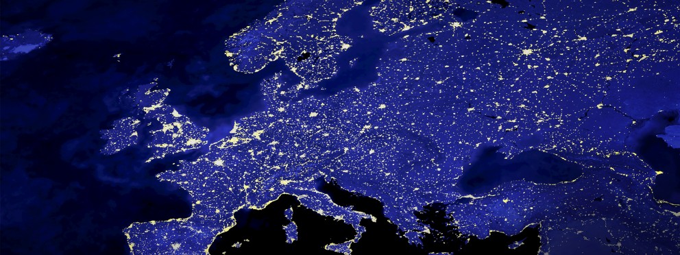Satellitenaufnahme Europas bei Nacht.