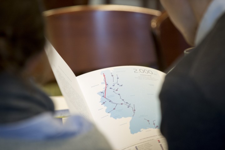 Das dunkle Bild zeigt eine Amprion-Broschüre, die gerade von einer Person gelesen wird.