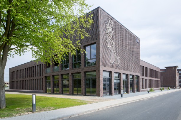 Das Foto zeigt einen Backsteinbau.