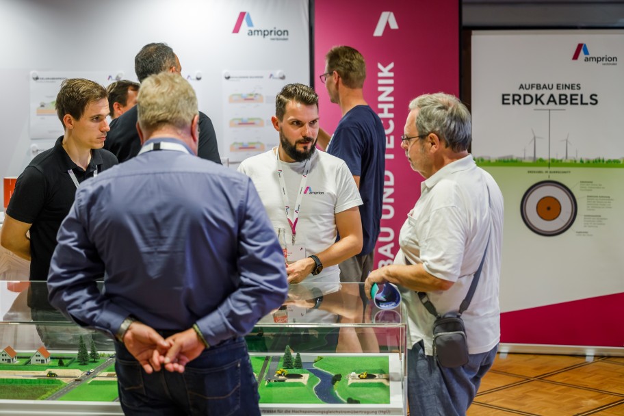 Erdkabelmodell im Mittelpunkt dreier Gesprächspartner