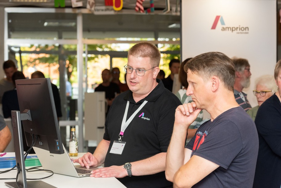 Projektsprecher Tobias Schmidt im Gespräch beim Bürgerinfomarkt in Lengerich