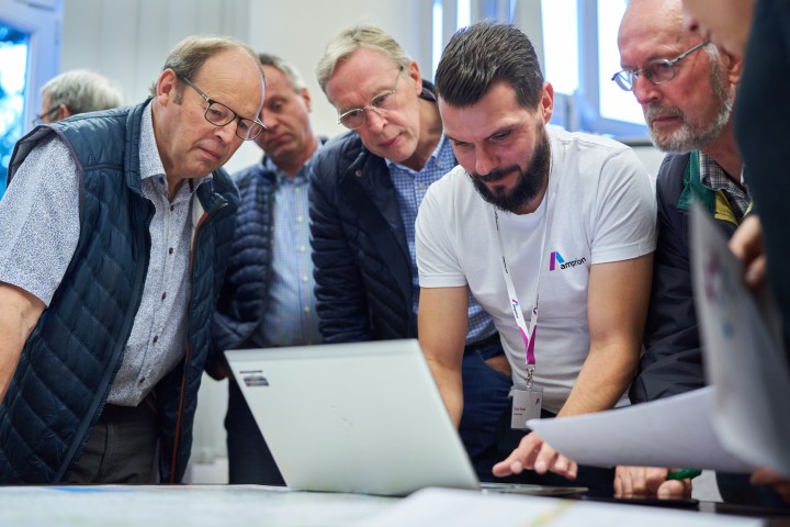 Mehrere Personen vor dem Computer beim Infostopp in Löningen
