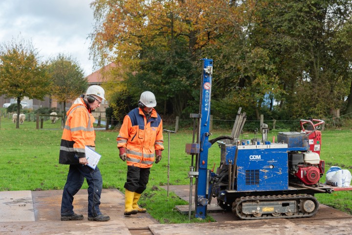 Zwei Männer stehen neben Maschine für Rammsondierung