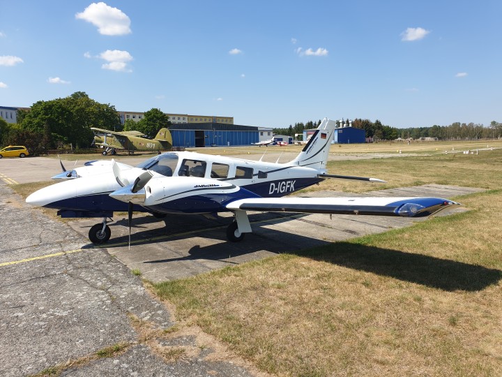 Flugzeug auf dem Rollfeld
(c) Milan Geoservice GmbH