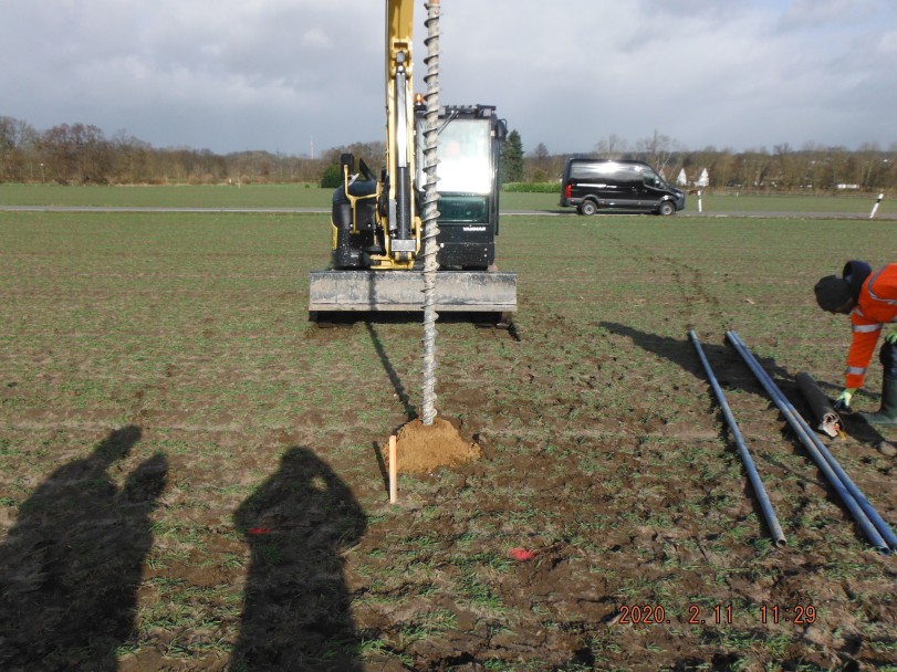Baugerät mit Endlosschneck, die sich zur Vorbereitung einer Tiefensondierung in den Boden bohrt
(c) CDM Smith