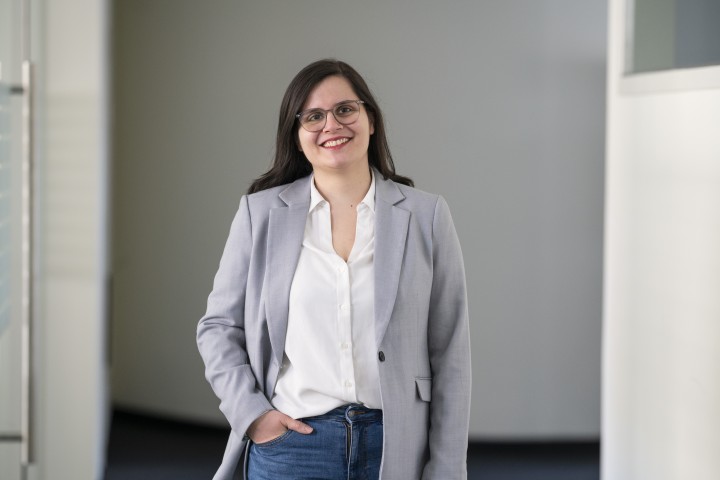 Portrait von Lisa-Shirin Raja (Referentin für digitale Kommunikation bei Korridor B)