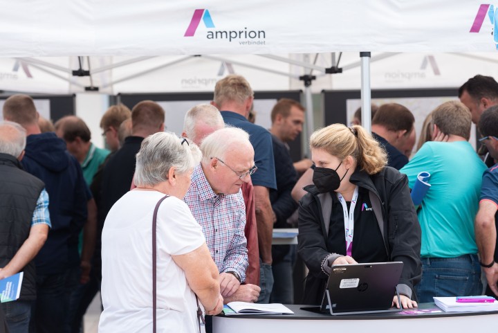 Menschenmenge beim Infostopp in Freren