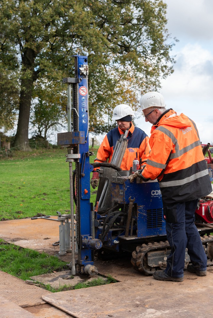 Zwei Baustellenmitarbeiter bei Einrichtung des Geräts für Rammsondierung