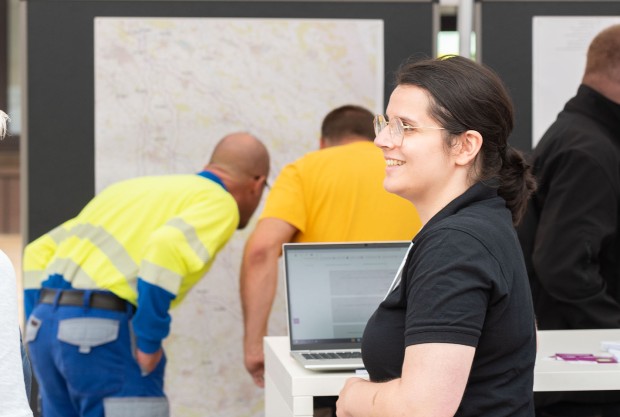 Zwei Personen im Gespräch