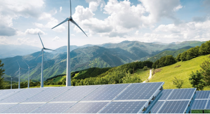 Berglandschaft mit Photovoltaikanlagen und Windrädern