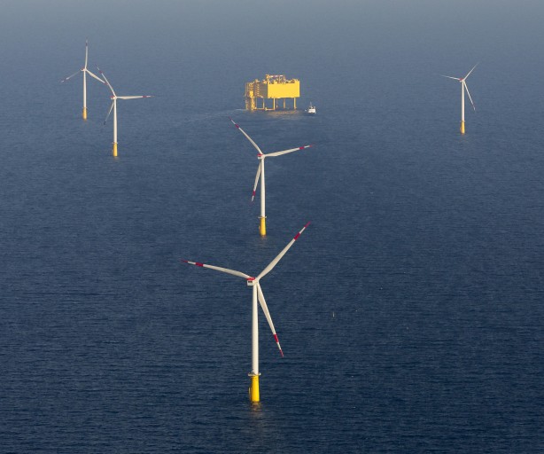 Panoramaaufnahme eines Offshore-Windparks.