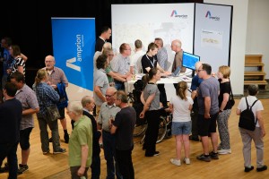 Bürgerinfomarkt am 25.06.2024 in Telgte: Viele Menschen stehen in verschiedenen Konstellationen zusamen und unterhalten sich.